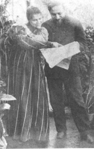 Luigi Pirandello e Antonietta sulla terrazza della casa in via Sistina, Roma - immagine in pubblico dominio in Italia