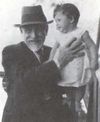Pirandello con la nipote Maria Antonietta, Ninnì, tra il 1920 e il 1922 - This photograph is in the public domain in Italy, L.633:1941