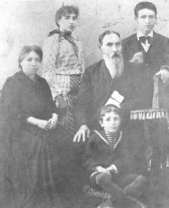 Foto di famiglia 1888: i genitori Stefano e Caterina, i fratelli Enzo e Giovanni, la  sorella Annetta. N.b. sul libro che il padre tiene fra le mani, una mano ignota ha scritto a penna Mal Giocondo