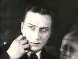 Ivan Mozzhukhin carismatico interprete del protagonista ne Le feu Mathias Pascal, film di Marcel L'Herbier, 1926